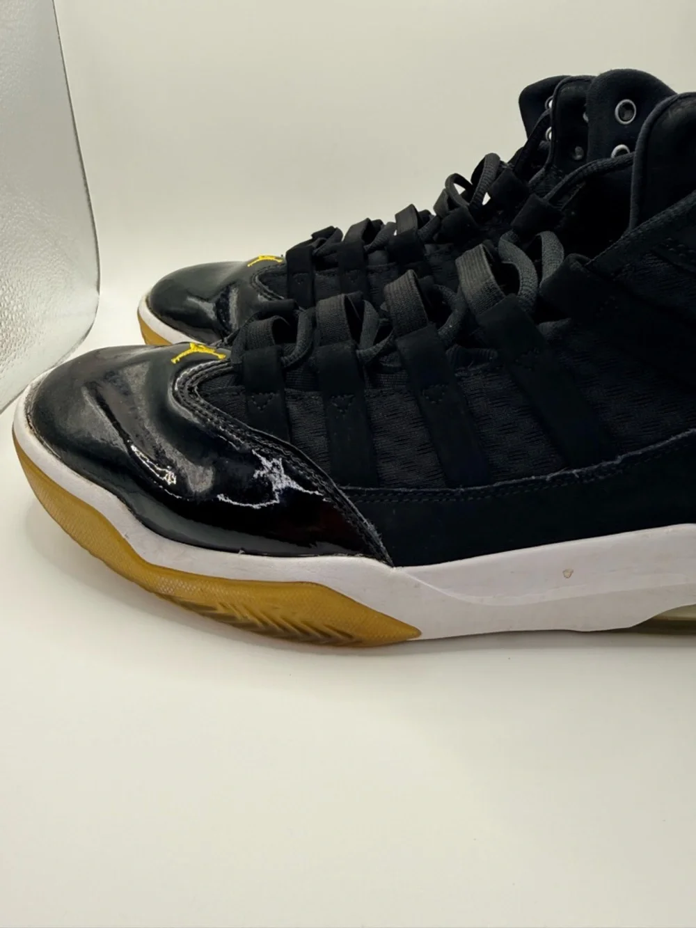 NIKE JORDAN Max Aura Men’s Black University Gold White Athletic Sneakers Sz 11.5